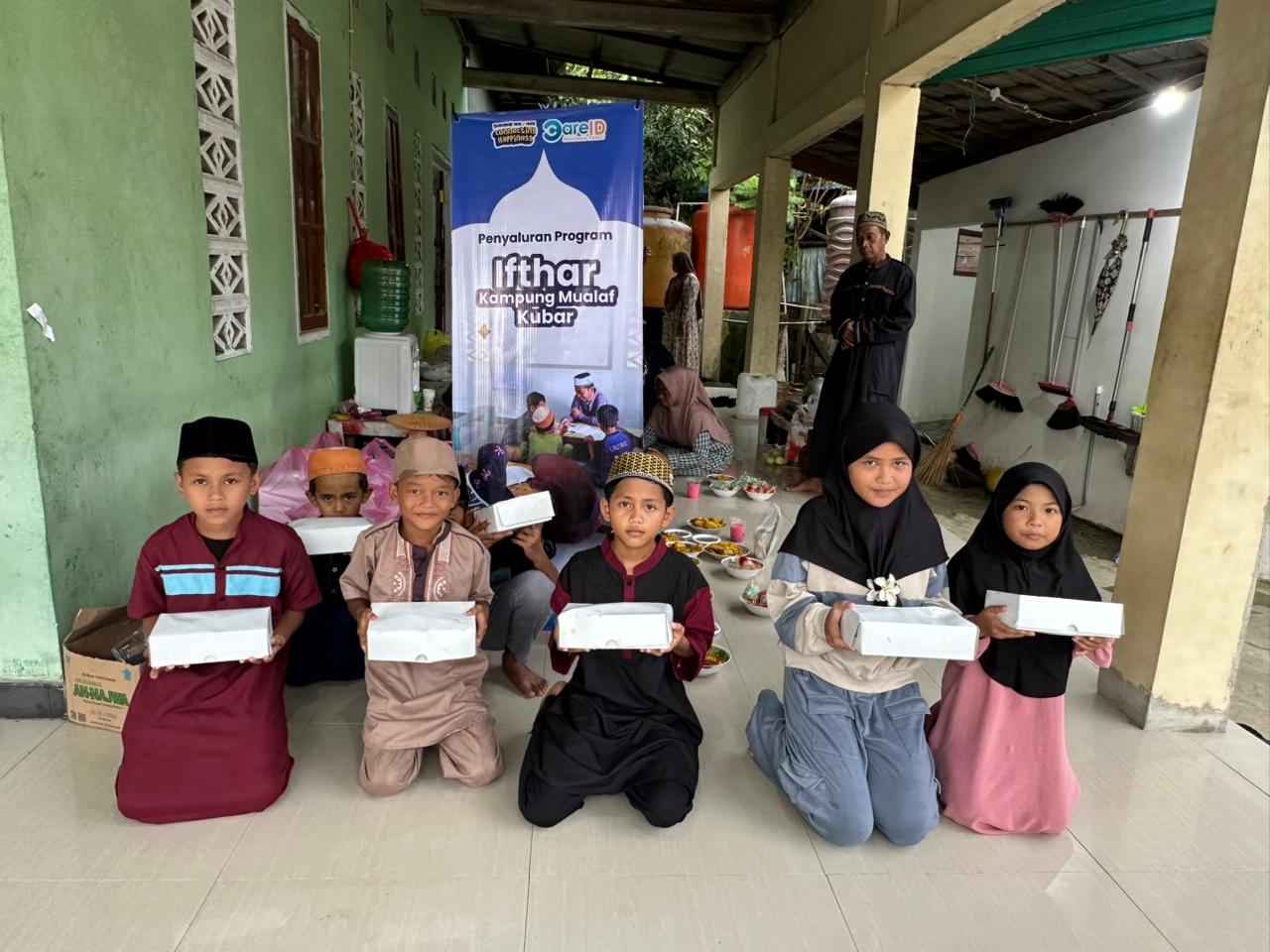 Penyaluran Program Ifthar Kampung Muallaf Kubar 6 Maret 2026 WhatsApp Image 2026-03-06 at 20.13.33